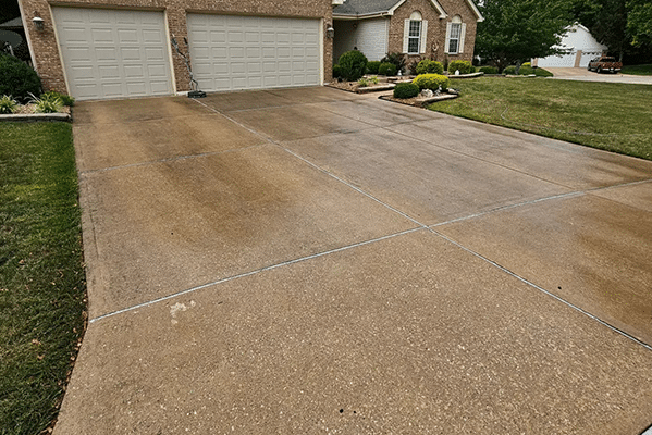 Expert driveways and sidewalk power washing services in St. Charles, MO